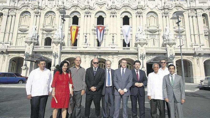 Feijóo, con representantes de las comunidades gallegas en el exterior, en Cuba.