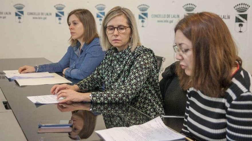 Páz Pérez presentó la oficina municipal, flanqueada por Cristina Cuñarro y Carmen Lodeiro. // Bernabé/A.A.