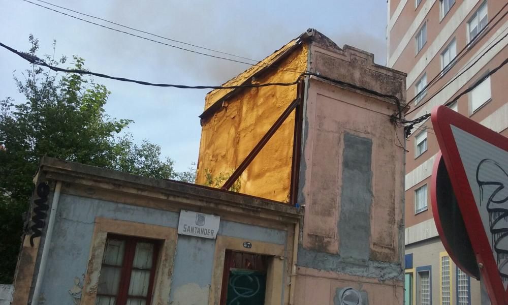 Arde una casa abandonada en Vigo