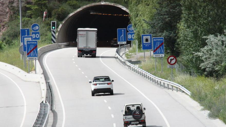 Diversos vehicles circulant per la C-17 en sentit Ripoll, just abans d&#039;arribar a la capital del Ripollès.