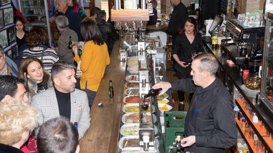 Las tapas son estos días las principales protagonistas en los bares del municipio del Noroeste.