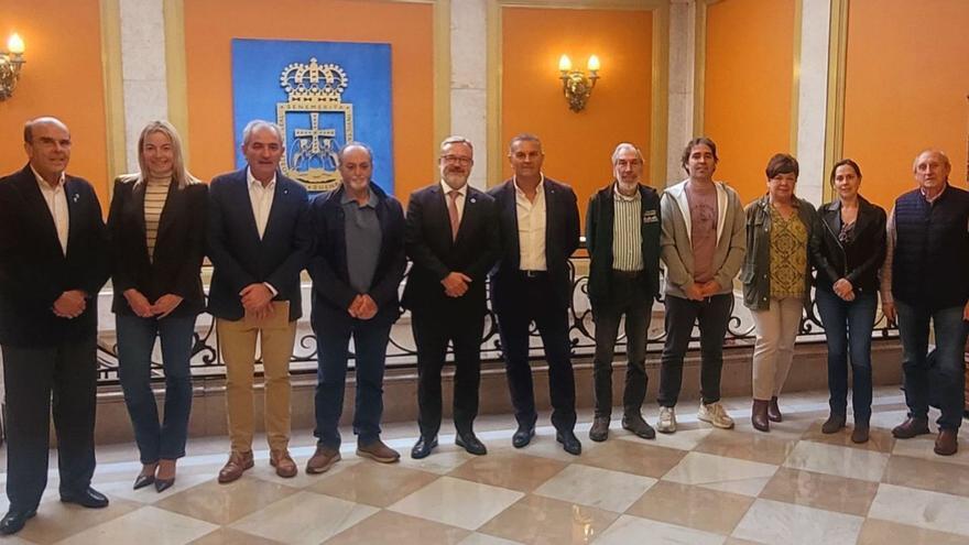Por la izquierda, Belarmino Fernández, presidente de la asociación cultural de Bueño; Noelia Pereira, teniente de alcalde de Morcín; Fernando Delgado, cronista oficial de Morcín; Tomás Fernández, alcalde de Ribera de Arriba; Alfredo García Quintana, concejal de Turismo del Ayuntamiento de Oviedo; Mino García, alcalde de Morcín; Javier Prado, presidente del Grupo de Montaña Riberano; Javier Peláez, responsable de senderismo en la Federación Asturiana de Montaña; Marigel García, presidenta de la asociación de mujeres «So la Malena»; Eulalia Vázquez, teniente de alcalde de Ribera de Arriba, y José Vicente González, directivo de la asociación cultural Amigos de Monsacro. | FERNANDO DELGADO