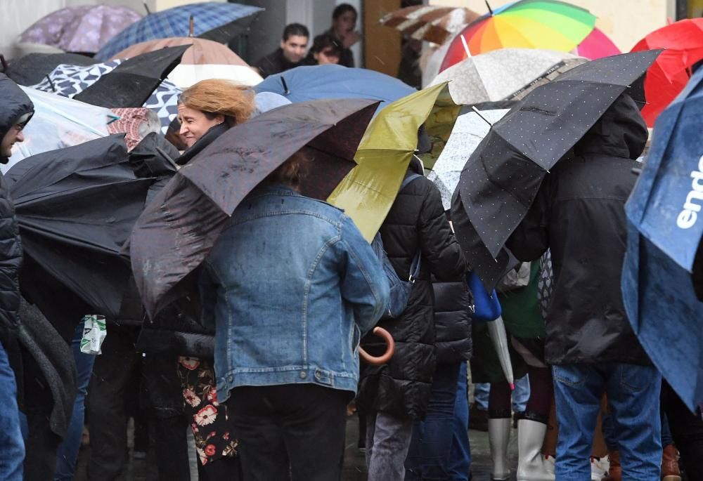 Meteorología adversa en una jornada de aviso naranja por lluvia con acumulaciones de hasta 80 litros por metro cuadrado, fuertes rachas de viento y fenómenos costeros en A Coruña.