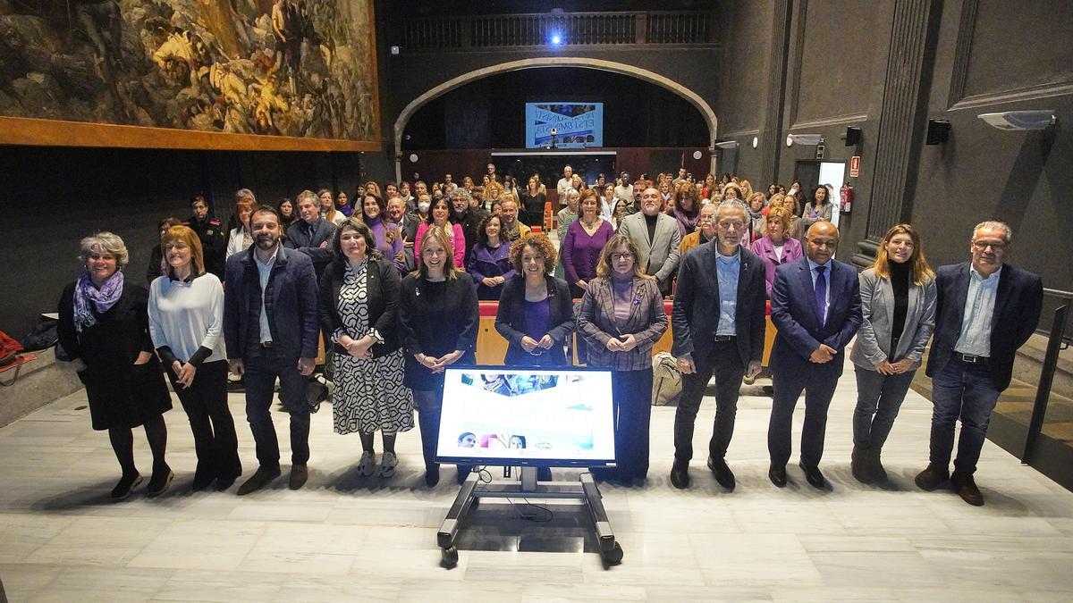 Institucions gironines i entitats feministes en l’acte del Dia Internacional de la Dona a Girona