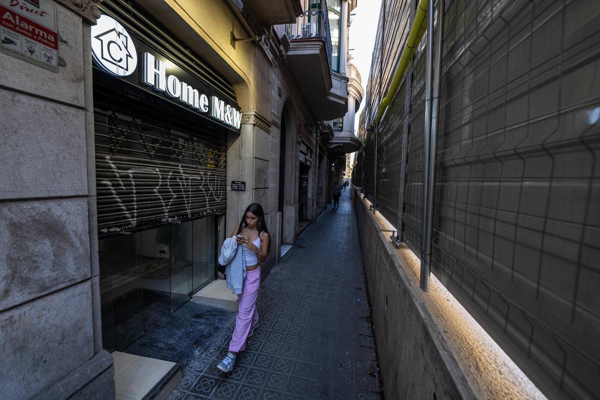 Las vallas de las obras, a la altura de Consell de Cent.