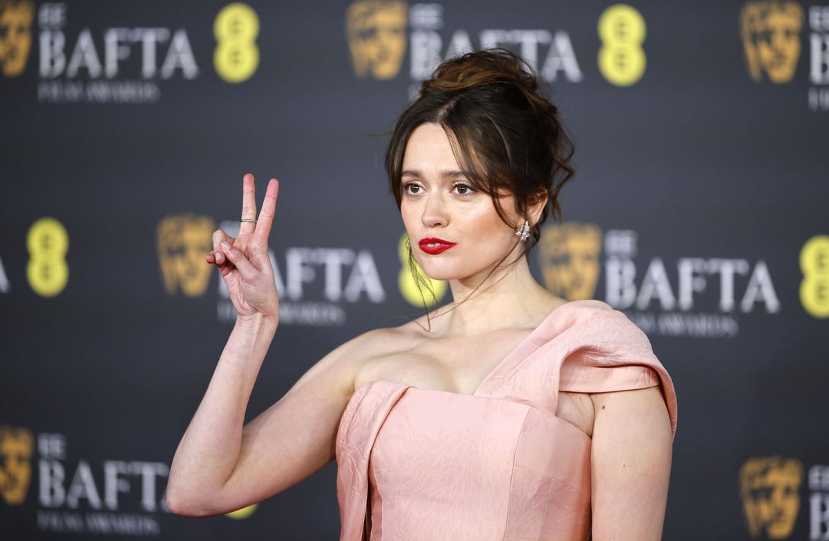 La actriz británica Aimee Lou Wood, en la alfombra roja de los Premios BAFTA en el Royal Festival Hall de Londres.