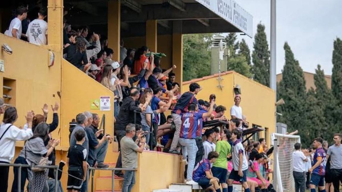 La graderia del Municipal de Borrassà en un partit anterior.