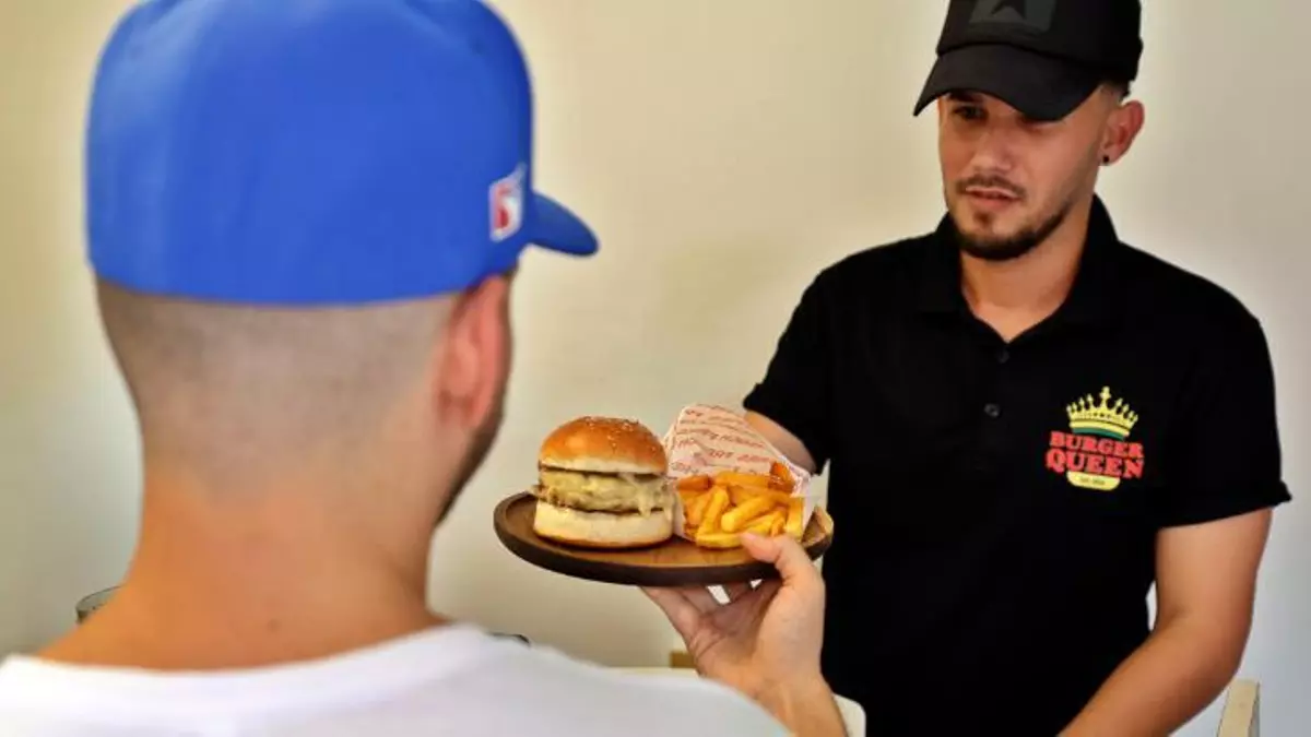 'Burger Queen' o 'Starcafé': así son las adaptaciones de franquicias estadounidenses en Cuba