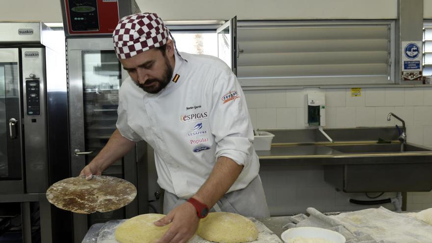 El murciano Javier Moreno trabajando en el pan que presentarán en la competición