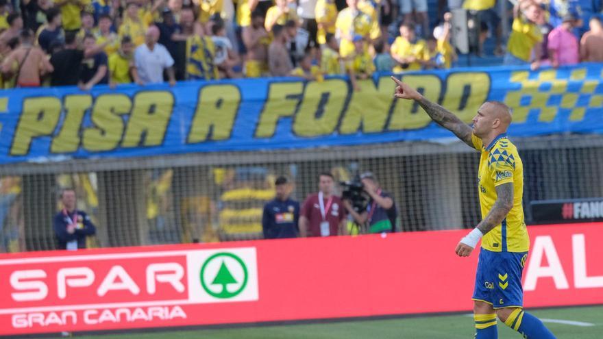 Sandro Ramírez festeja su tanto con el cartel 'Pisa a fondo' de Ultra Naciente, en segundo plano.