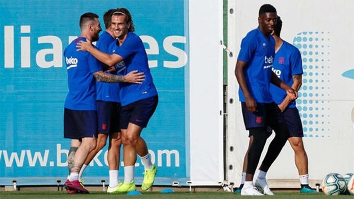 Risas entre Messi y Griezmann en el último entrenamiento antes de viajar a Granada