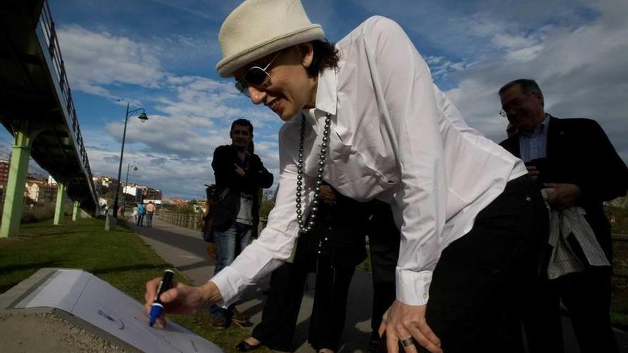 La cantante Luz Casal plasma su firma en el paseo de la ría en 2009.