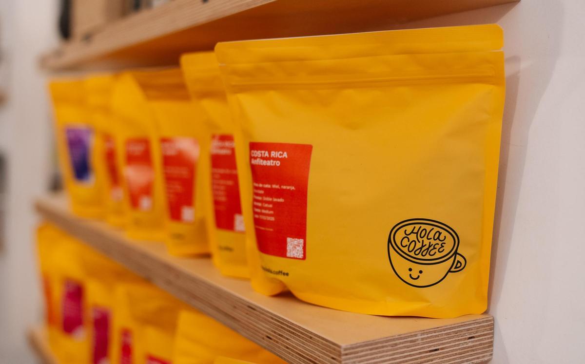 Hola Coffee vende café de especialidad tostado por ellos mismos en su tienda de la calle Lagasca de Madrid.
