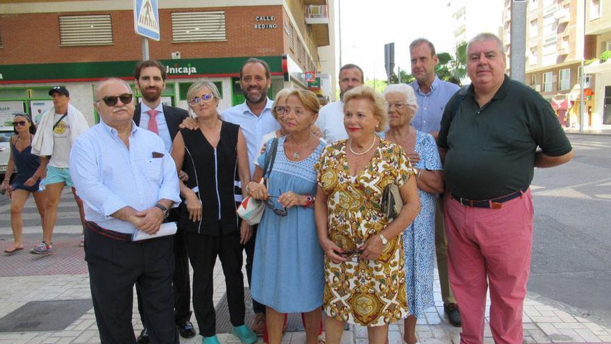 Juan Cassá rodeado de un grupo de vecinos y comerciantes de La Malagueta.