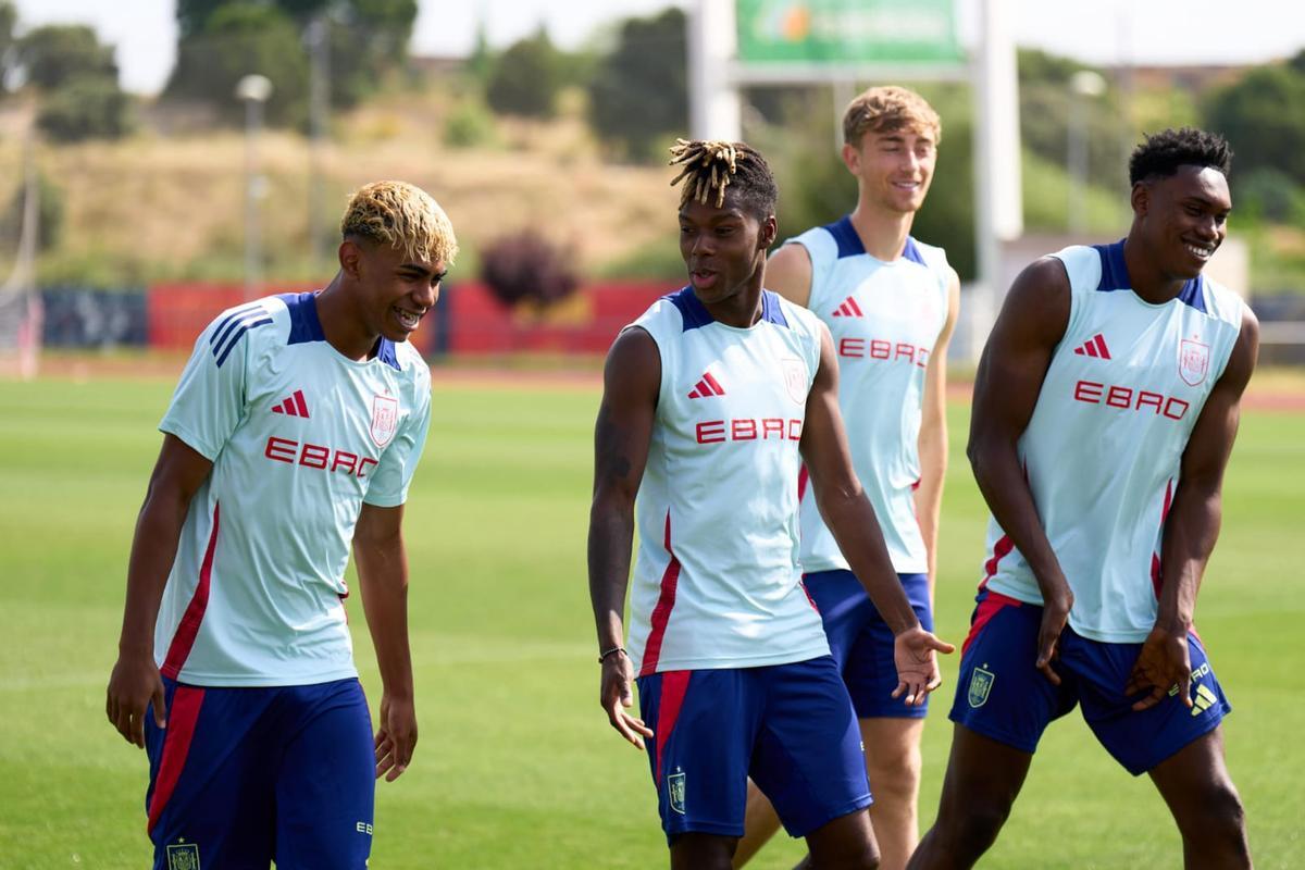 Lamine, Nico y Samu, en el entrenamiento de la selección en Las Rozas
