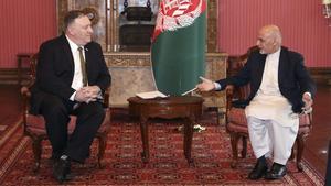 El secretario de Estado de EEUU, Mike Pompeo, y el presidente afgano, Ashraf Ghani, durante la reunión que han mantenido este lunes en Kabul.