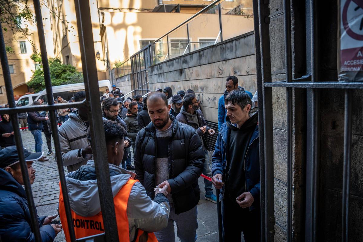 Mediante un tiquet que se les entrega en la entrada,los usuarios hacen cola y van entrando por grupos.