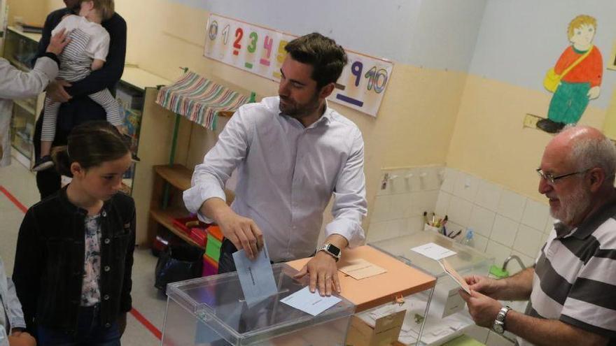 Fagúndez ejerce su derecho al voto.