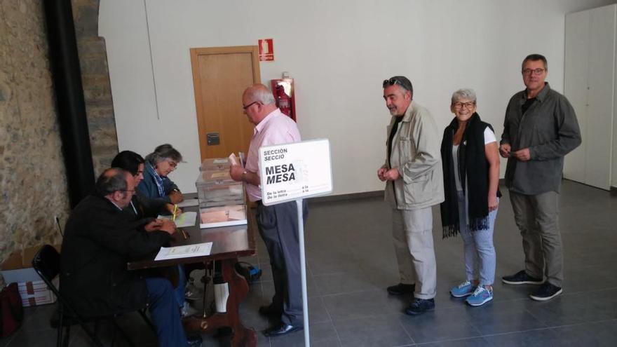 La jornada electoral a Sant Llorenç de la Muga.