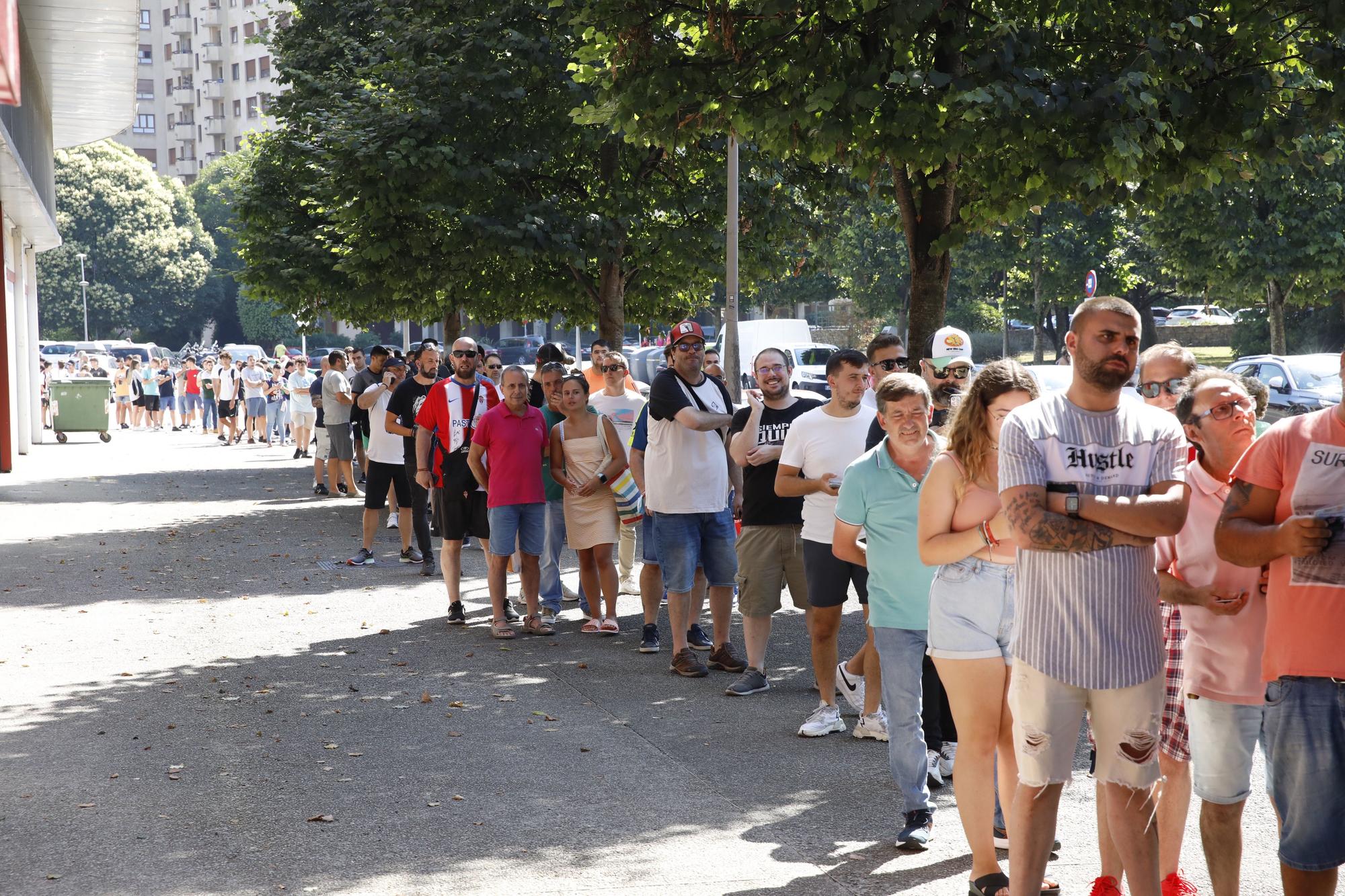 En imágenes: Largas colas para sacar entradas para el primer viaje del Sporting de Orlegi