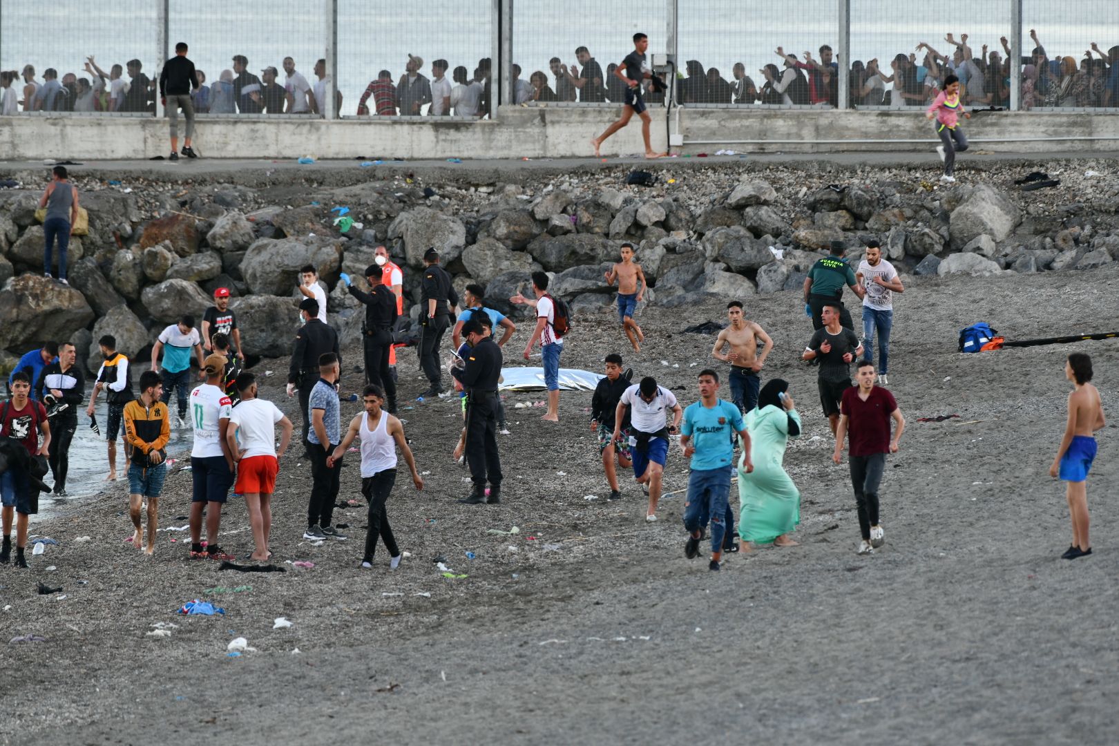 Más de 3.000 inmigrantes marroquíes llegan a nado a Ceuta