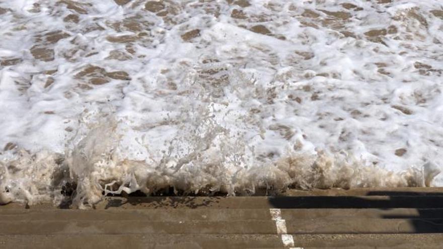 Olas de hasta dos metros y playas engullidas por la tormenta