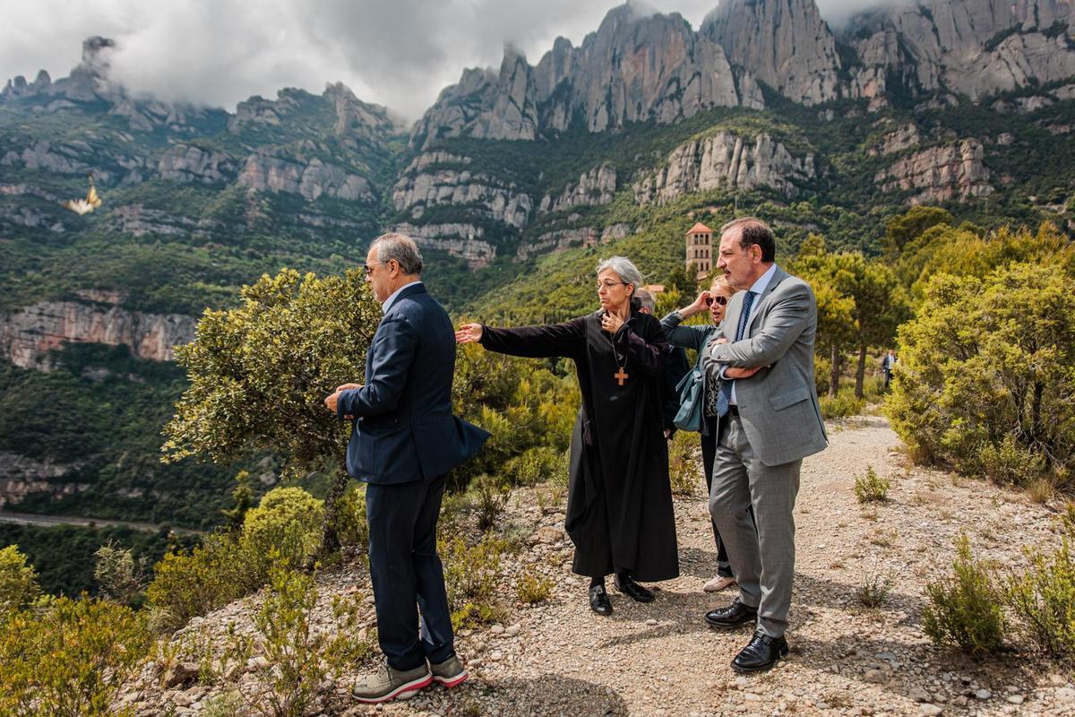 El conseller Espadaler amb l'abadessa del monestir Sant Benet de Montserrat
