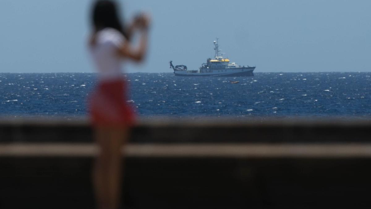 El buque &#039;Ángeles Alvariño&#039; busca algún indicio de Tomás Gimeno y las niñas desaparecidas en la costa de Tenerife.