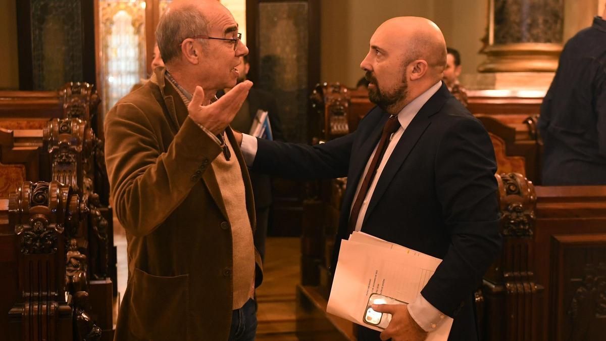 Francisco Jorquera, portavoz municipal del BNG, y José Manuel Lage, concejal de Hacienda, conversan antes de un pleno en A Coruña.