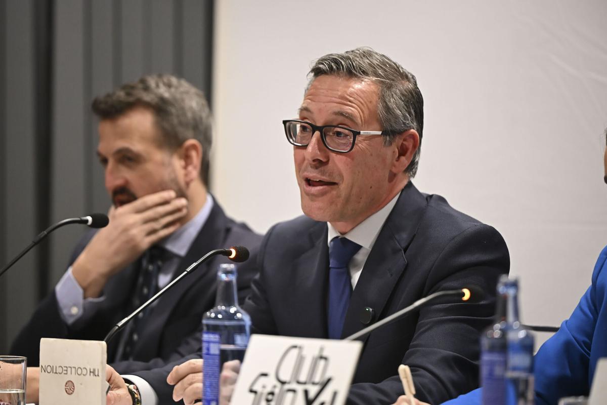 El secretario general del PP de Madrid, Alfonso Serrano, interviene en un coloquio organizado por el Club Siglo XXI