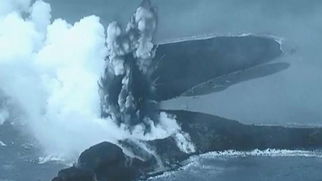 Las espectaculares imágenes del momento en el que un volcán submarino entra en erupción
