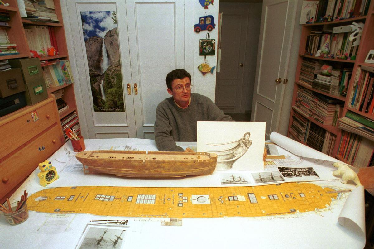 José Gil Florido, con planos y el inicio de un prototipo de la 'Gneisenau' en su casa de Fuengirola, en diciembre de 2000.