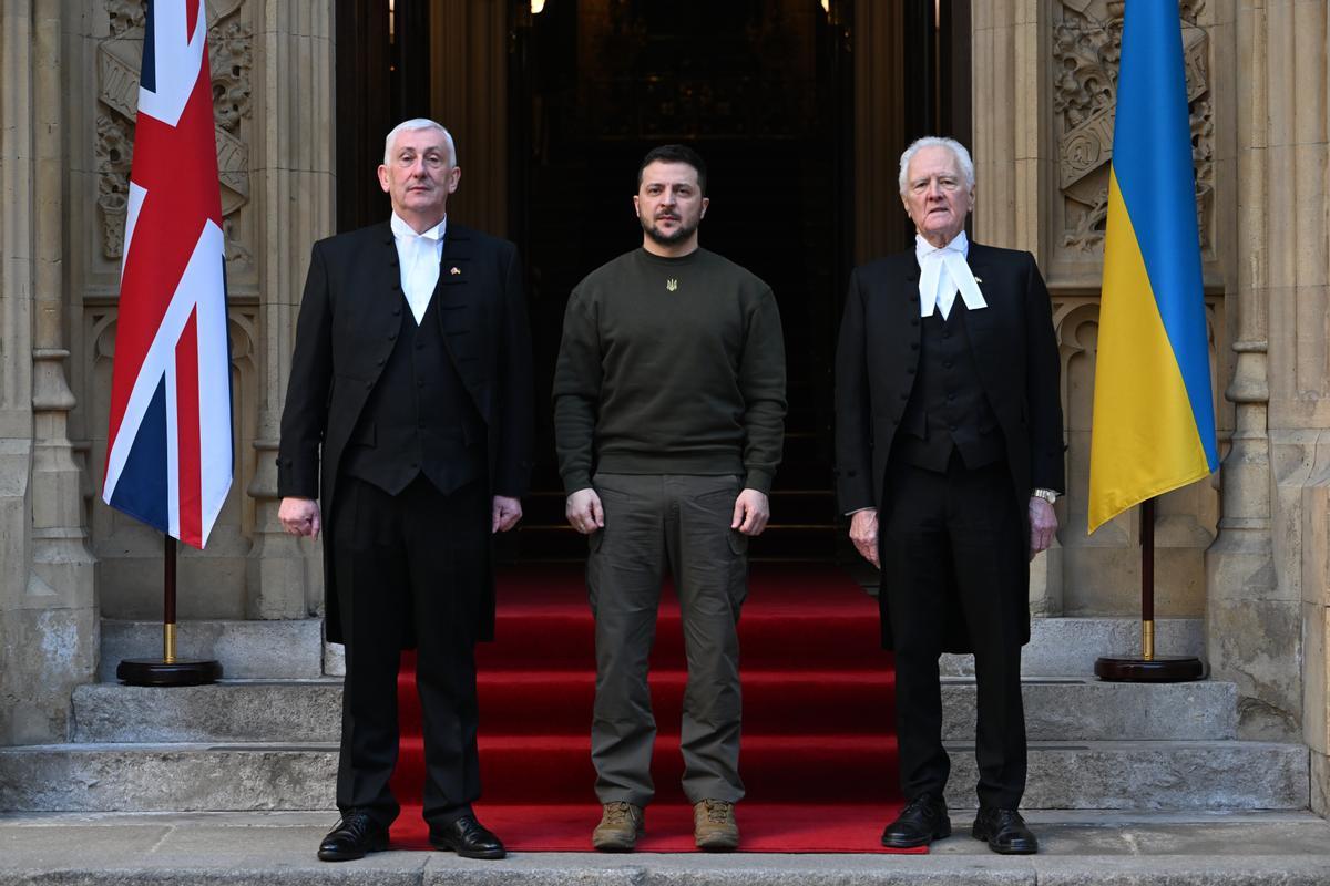 El presidente de Ucrania, Volodomir Zelenski (C), es recibido por Lindsay Hoyle (I), presidente de la Cámara de los Comunes, y John McFall (D) , líder de la Cámara de los Lores en Westminster Hall, Londres, este miércoles. EFE/EPA/UK PARLAMENT/JESSICA TAYLOR/CORTESÍA