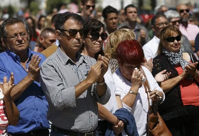 18/04/2016 SUCESOS derrumbe de la vivienda en los critianos donde fallecieron 7 personas  acto homenaje a las victimas   con un minuto de silencio en la plaza del pecador con  autoridades municipales colaboradores en el desescombro  familiares de las víctimas  y vecinos de los cristianos