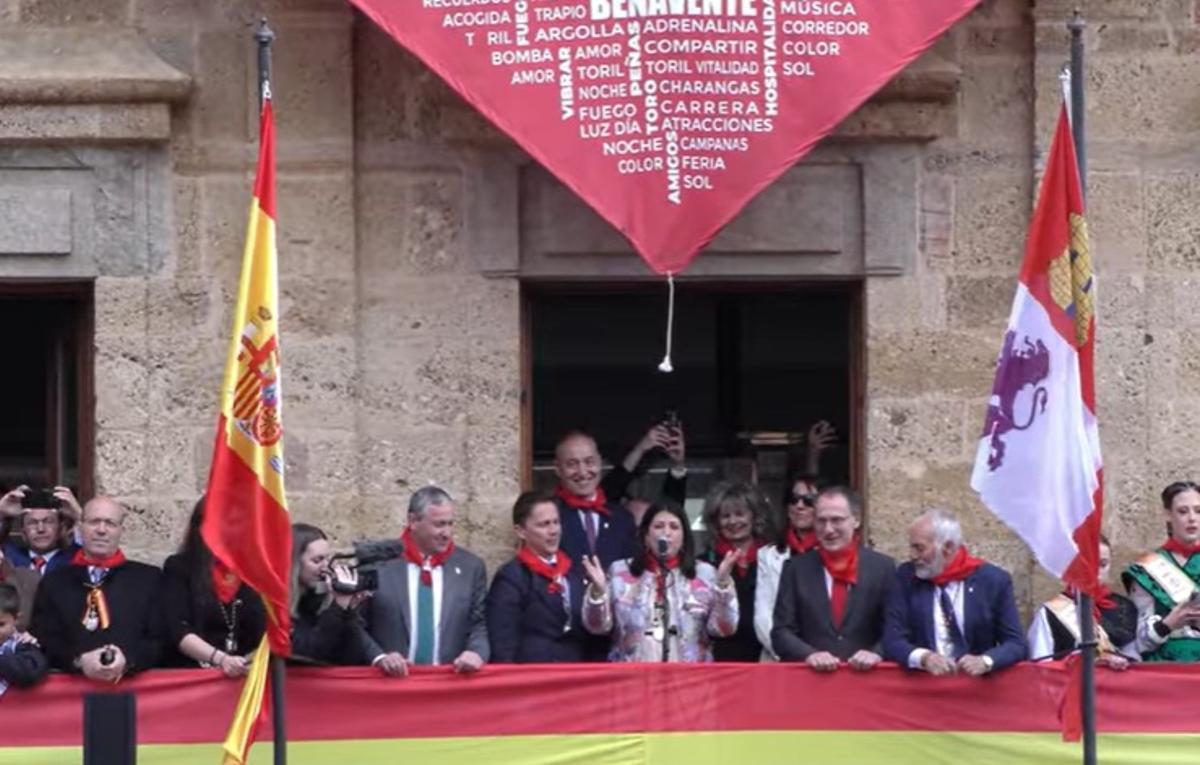 La alcaldesa en el balcón central del Ayuntamiento, durante la Petición del Toro.