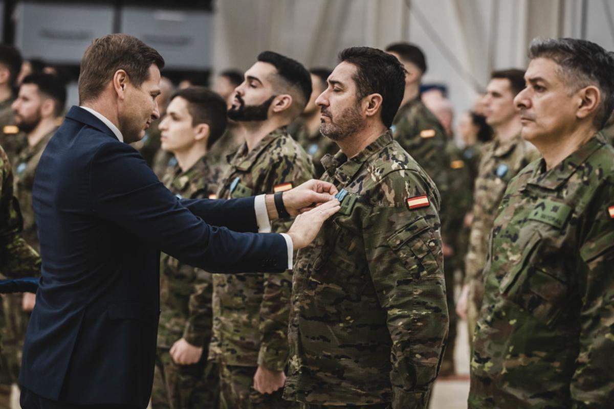 Militares del Regimiento de Artillería Antiaérea 73 reciben condecoraciones del ministerio de Defensa de Estonia por su defensa con lanzamisiles Nasams de la base aérea de Amari en noviembre de 2024