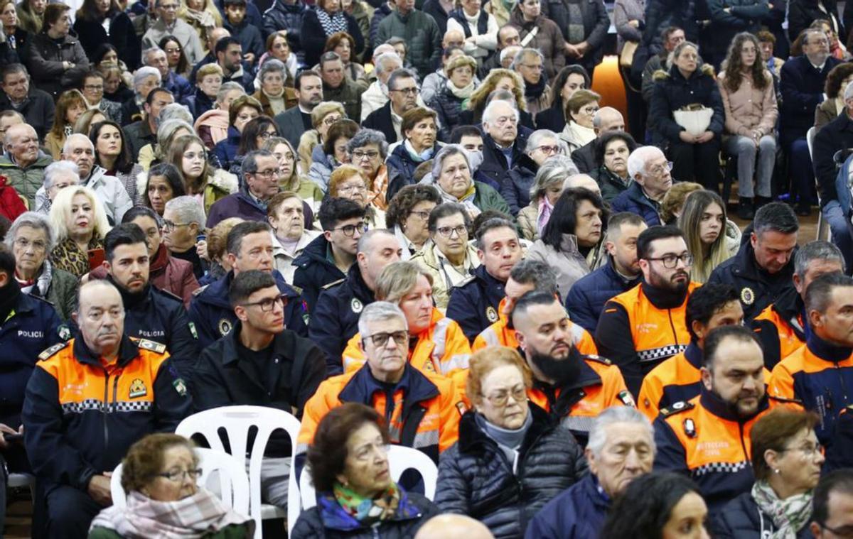 Asistentes al oficio religioso.   | DIÓCESIS DE CÓRDOBA