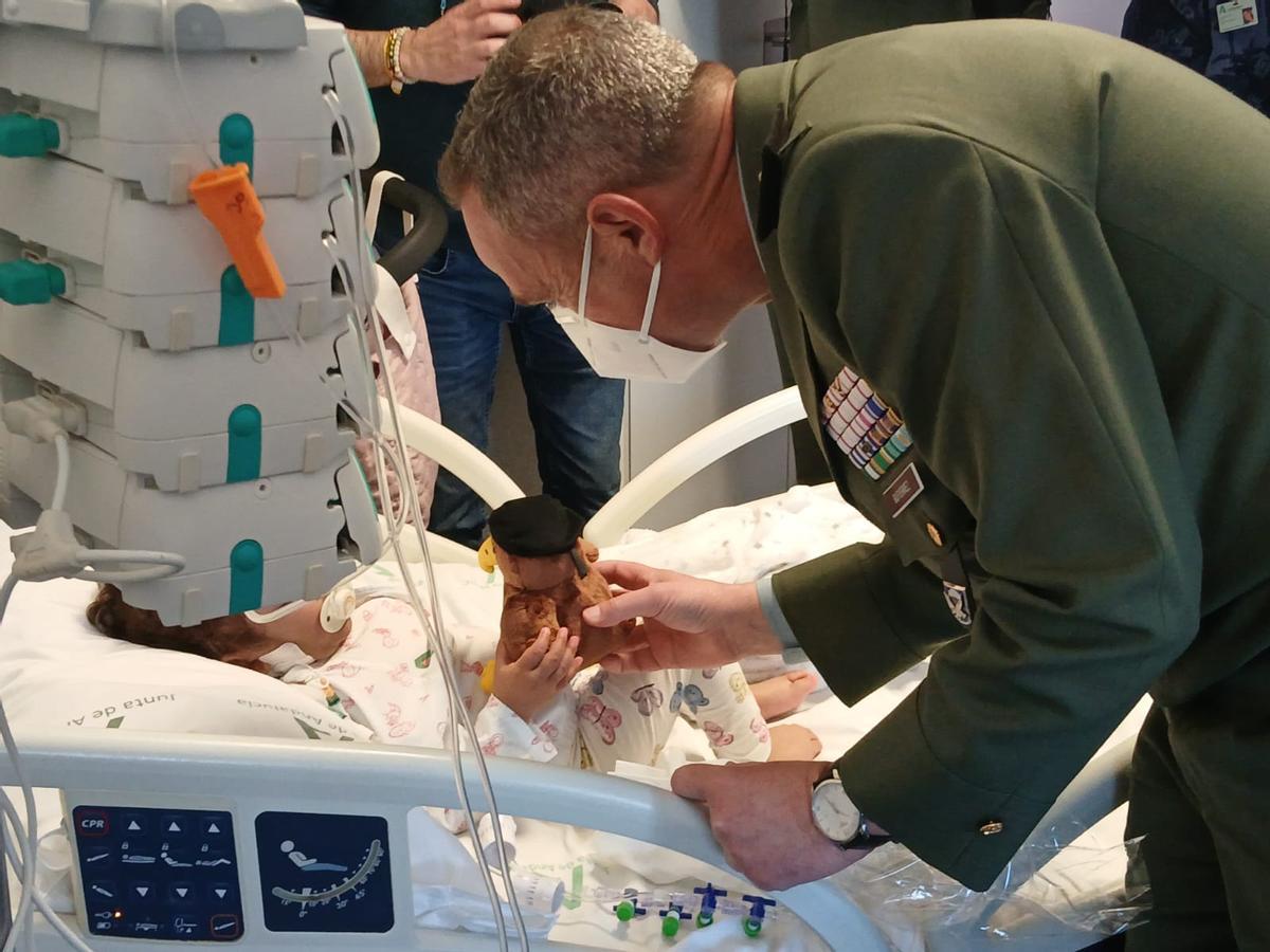El Hospital Materno Infantil de Málaga recibe la visita de la Brigada Paracaidista y las Cofradías Fusionadas