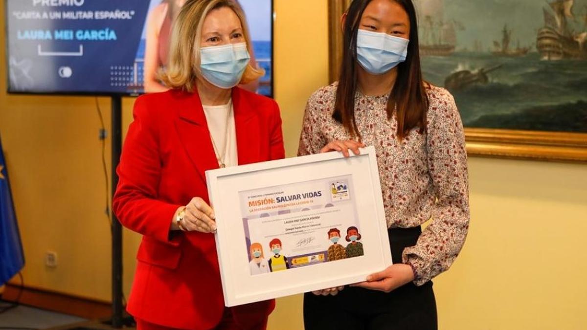 Laura Mei recibe el premio de manos de la subsecretaria de Defensa, Amparo Valcarce