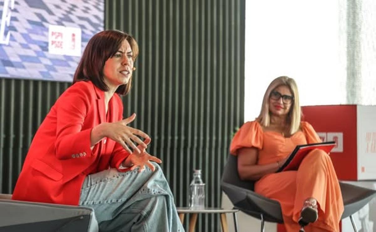Diana Morant interviene en el acto de Dénia junto a la alcaldesa de Petrer.