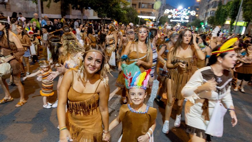 Un vecino de Orihuela observa la crecida del Segura a su paso por el azud este jueves 6 de marzo