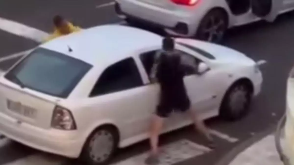 Violencia descontrolada en Ofra: brutal paliza a un conductor tras una discusión de tráfico