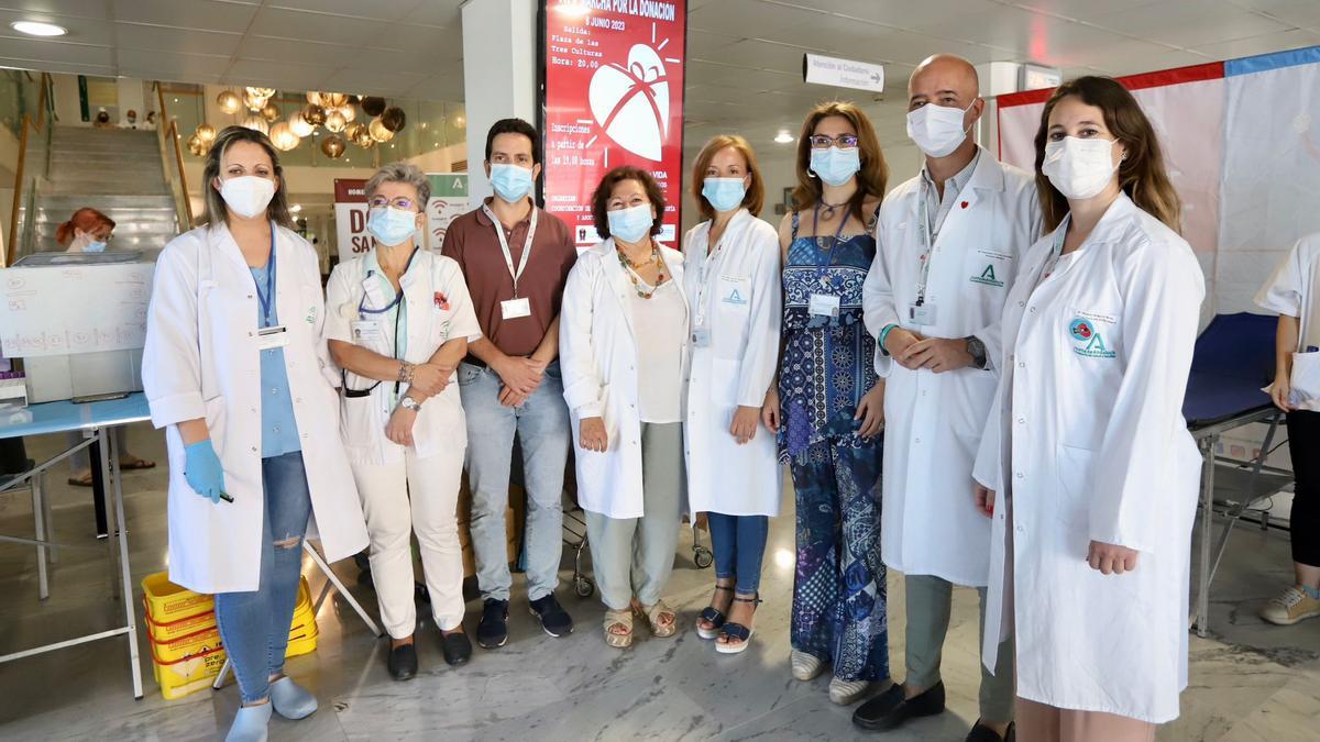 Autoridades sanitarias que han respaldado la colecta especial para donar sangre en el hospital Reina Sofía.