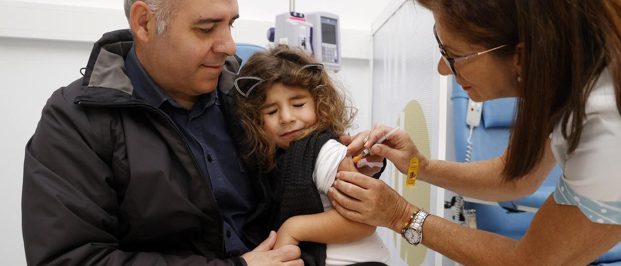 Una niña recibe la vacuna en el Hospital Provincial de Pontevedra el pasado noviembre.    // GUSTAVO SANTOS