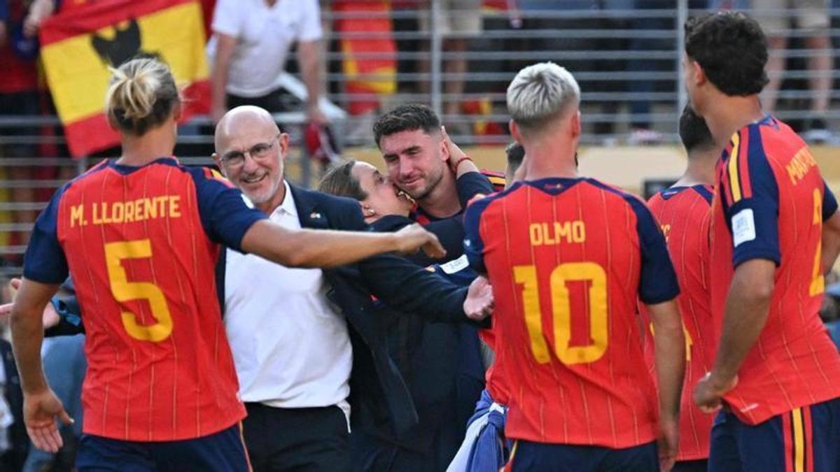 De la Fuente va a abraçar Llorente, amb Laporte i Olmo. | DAVID RAMOS / AFP