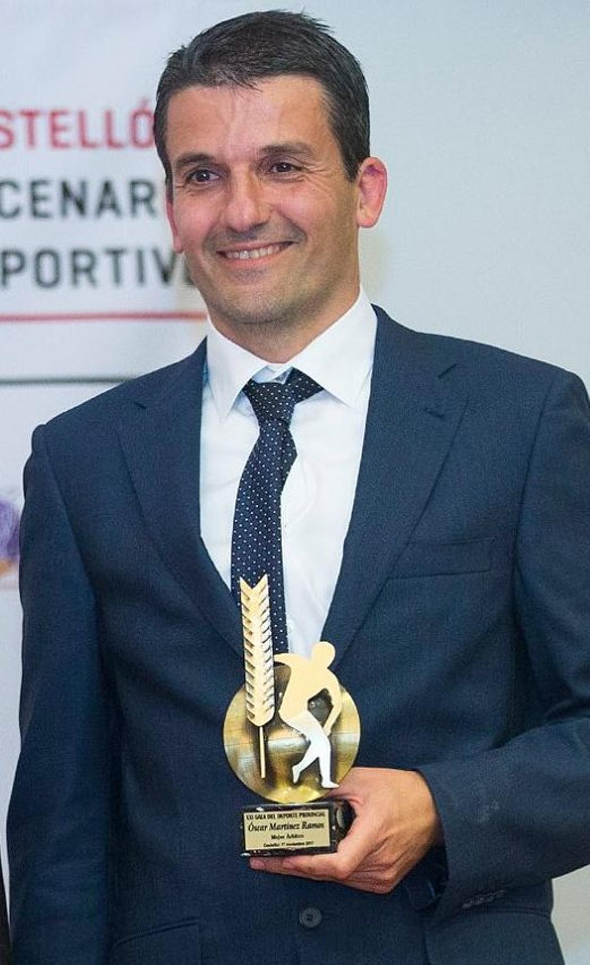 Óscar, con el premio recibido en la Gala del Deporte del 2017
