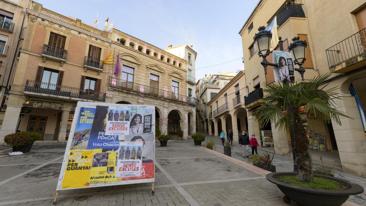 Carteles electorales en la plaza de la Quartera, en Falset, capital del Priorat.