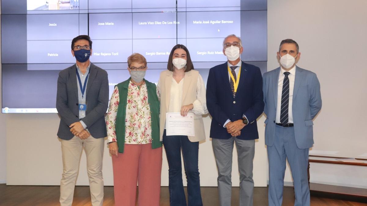 Entrega del Primer Premio al Mejor TFG en el Aula Magna de la Facultad de Medicina y Enfermería de Córdoba.