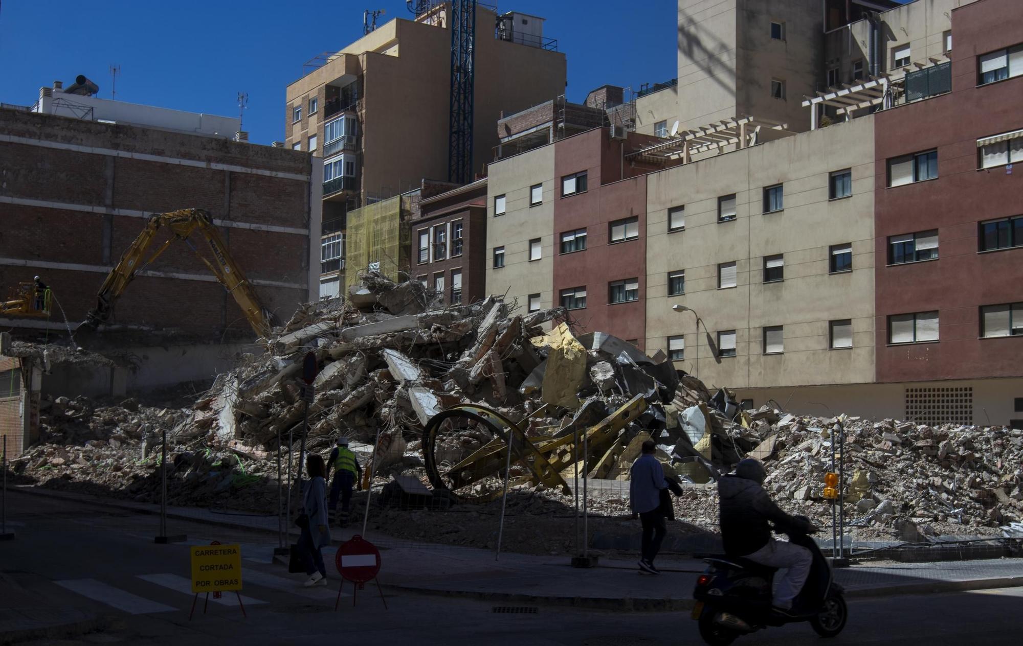 Demolición del antiguo concesionario de Plaza de Toros Vieja para un nuevo hotel