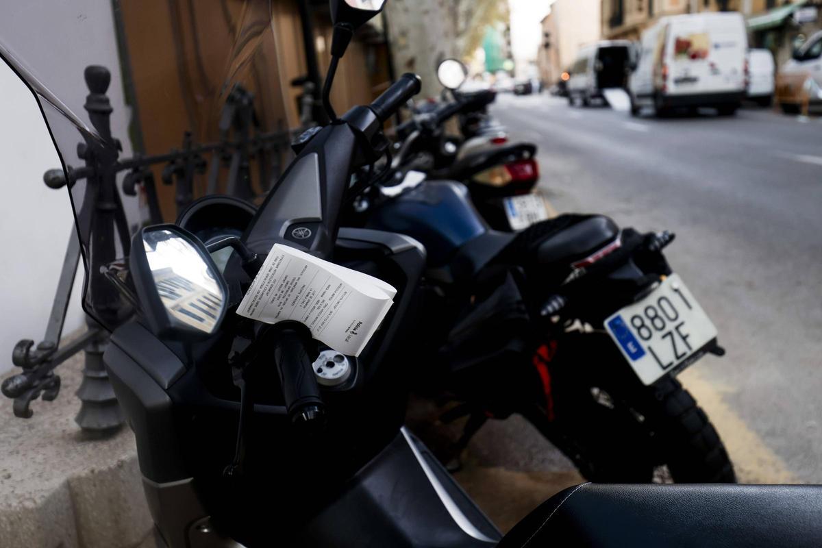 Una de las motos multadas en la Rambla.